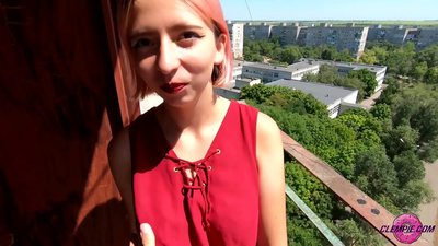 அவுட்பேக்கில் ஒரு அந்நியரை உறிஞ்சும் மாணவர் உணர்வு - அவரது முகத்தில் படபடப்பு